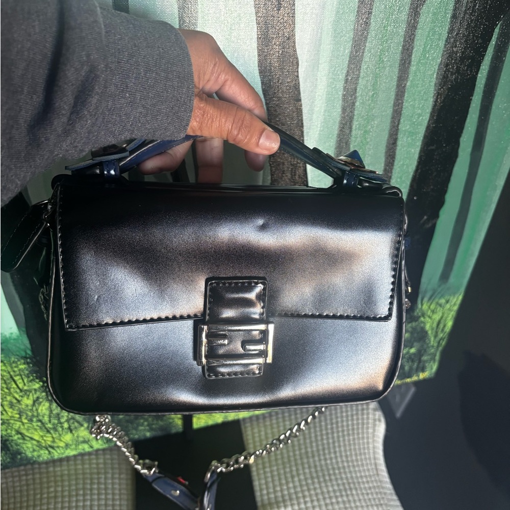 PATENT LEATHER SHOULDER BAG. - Picture 3 of 6